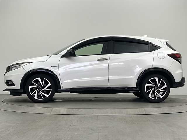 ホンダ ヴェゼル ハイブリッド RS ホンダセンシング 大阪府 2019(平31)年 5.8万km プラチナホワイトパール 純正7インチメモリナビ【VXM-194VFi】/【AM/FMCD/DVD/Bluetooth/フルセグTV】/バックカメラ/前方ドライブレコーダー/ビルトインETC/ホンダセンシング/・CMBS(衝突軽減ブレーキ)/・誤発進抑制機能/・歩行者事故低減ステアリング/・路外逸脱抑制機能/・ACC(アダプティブクルーズコントロール)/・LKAS(車線維持支援システム)/・先行車発進お知らせ機能/・標識認識機能/黒色ハーフレザーシート/D/N席シートヒーター/リアクティブフォースペダル/純正フロアマット/パドルシフト/オートブレーキホールド/電動パーキングブレーキ/ドアバイザー/純正18インチAW/LEDヘッドライト