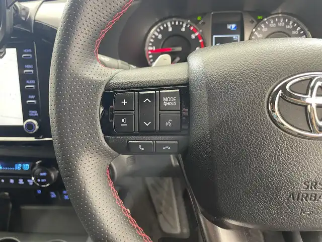 トヨタ ハイラックス Z GRスポーツ 滋賀県 2022(令4)年 3.1万km アティチュードブラックマイカ 純正8インチメモリナビ/【Bluetooth/USB】/ハーフレザー/全方位カメラ/追従クルーズコントロール/前後ドライブレコーダー/クリアランスソナー/LEDヘッドライト/オートライト/パワーシート/デジタルインナーミラー/社外テール（ヴァレンティ）/リアデフロック/MTモード付きAT/純正ETC