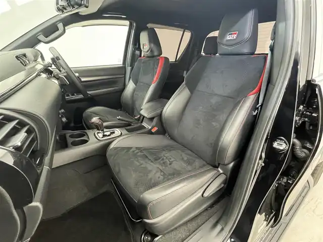 トヨタ ハイラックス Z GRスポーツ 滋賀県 2022(令4)年 3.1万km アティチュードブラックマイカ 純正8インチメモリナビ/【Bluetooth/USB】/ハーフレザー/全方位カメラ/追従クルーズコントロール/前後ドライブレコーダー/クリアランスソナー/LEDヘッドライト/オートライト/パワーシート/デジタルインナーミラー/社外テール（ヴァレンティ）/リアデフロック/MTモード付きAT/純正ETC