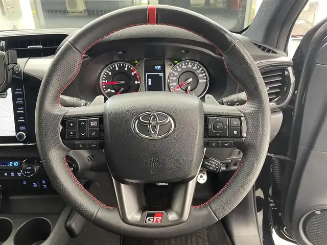 トヨタ ハイラックス Z GRスポーツ 滋賀県 2022(令4)年 3.1万km アティチュードブラックマイカ 純正8インチメモリナビ/【Bluetooth/USB】/ハーフレザー/全方位カメラ/追従クルーズコントロール/前後ドライブレコーダー/クリアランスソナー/LEDヘッドライト/オートライト/パワーシート/デジタルインナーミラー/社外テール（ヴァレンティ）/リアデフロック/MTモード付きAT/純正ETC