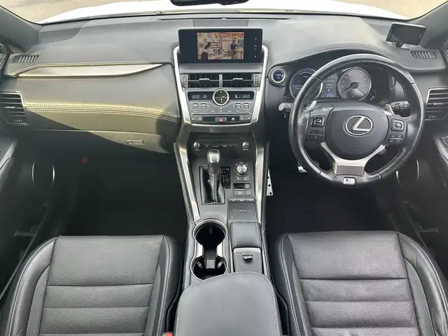 レクサス ＮＸ 300h Fスポーツ 岡山県 2018(平30)年 8.8万km ホワイトノーヴァガラスフレーク 登録時走行距離87326km/純正10.3インチナビ/（AM/FM/CD/DVD/BT/TV）/バックカメラ/黒革シート/D/N席シートヒーター/D/N席ベンチレーション/D/N席パワーシート/ステアリングヒーター/パワーバックドア/レクサスセーフティシステム/・ブラインドスポットモニター/・レーンディパーチャアラート/・オートマチックハイビーム/・アダプティブクルーズコントロール/・クリアランスソナー/・プリクラッシュセーフティ/ビルトインETC2.0/電子パーキングアシスト/メモリーシート/パドルシフト/ドライブレコーダー/3眼LEDヘッドライト/純正18インチアルミホイール/保証書/取説/カードキー