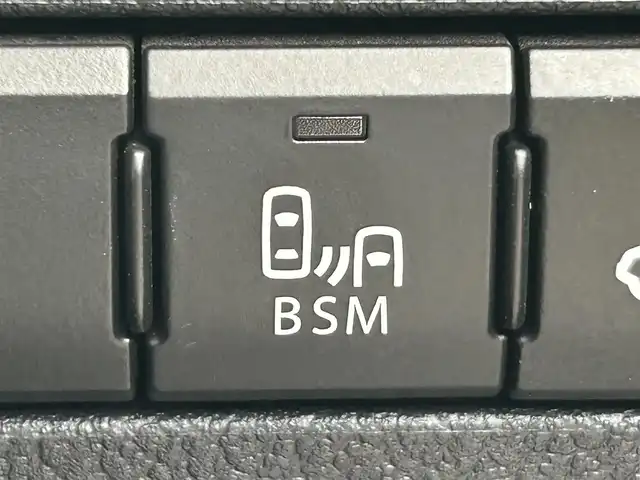 レクサス ＮＸ 300h Fスポーツ 岡山県 2018(平30)年 8.8万km ホワイトノーヴァガラスフレーク 登録時走行距離87326km/純正10.3インチナビ/（AM/FM/CD/DVD/BT/TV）/バックカメラ/黒革シート/D/N席シートヒーター/D/N席ベンチレーション/D/N席パワーシート/ステアリングヒーター/パワーバックドア/レクサスセーフティシステム/・ブラインドスポットモニター/・レーンディパーチャアラート/・オートマチックハイビーム/・アダプティブクルーズコントロール/・クリアランスソナー/・プリクラッシュセーフティ/ビルトインETC2.0/電子パーキングアシスト/メモリーシート/パドルシフト/ドライブレコーダー/3眼LEDヘッドライト/純正18インチアルミホイール/保証書/取説/カードキー