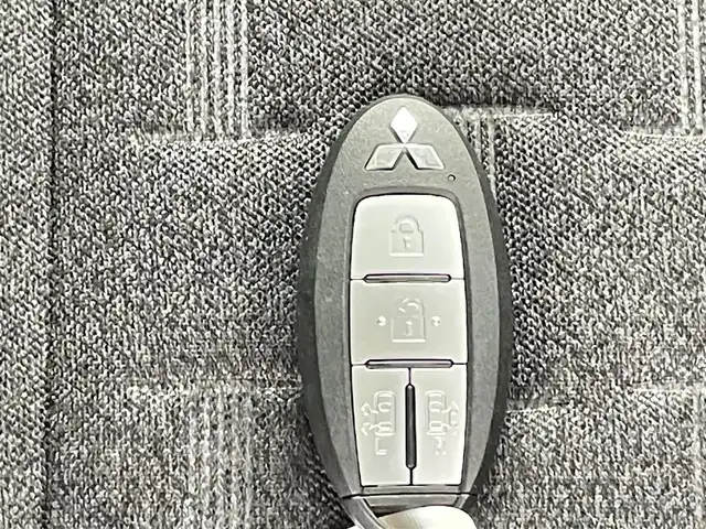 三菱 デリカミニ T プレミアム 千葉県 2023(令5)年 0.5万km ナチュラルアイボリーメタリック 禁煙車/社外ナビ/・CN-HE02WD/・CD/DVD/BT/フルセグ/全方位カメラ/マイパイロット（MI-PILOT）/両側パワースライドドア/レーダークルーズコントロール/デジタルインナールームミラー/ハーフレザーシート/前席シートヒーター/ステアリングヒーター/LEDヘッドライト/オートライト/オートハイビーム/フォグライト/電動パーキングブレーキ/オートホールド/ルーフレール/パドルシフト