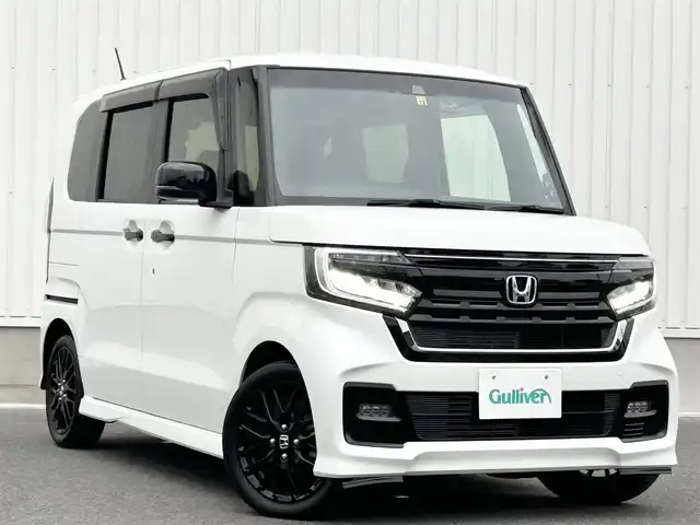 ホンダ Ｎ ＢＯＸ カスタム L ターボ スタイル+ブラック 群馬県 2022(令4)年 1.8万km プラチナホワイトパール 純正ディスプレイオーディオ/（CD/地デジTV/Bluetooth/AM/FM）/バックカメラ/ホンダセンシング/・衝突軽減ブレーキ/・誤発進抑制機能/・後方誤発進抑制機能/・歩行者事故低減ステアリング/・先行車発進お知らせ機能/・渋滞追従機能付アダプティブクルーズコントロール/・車線維持支援システム/・オートハイビーム/・標識認識機能/・路外逸脱抑制機能/パーキングセンサーシステム/両側パワースライドドア/ハーフレザーシート/シートヒーター/パドルシフト/ステアリングリモコン/革巻きステアリング/オートブレーキホールド/前後ドライブレコーダー/純正フロアマット/ドアバイザー/取扱説明書/保証書