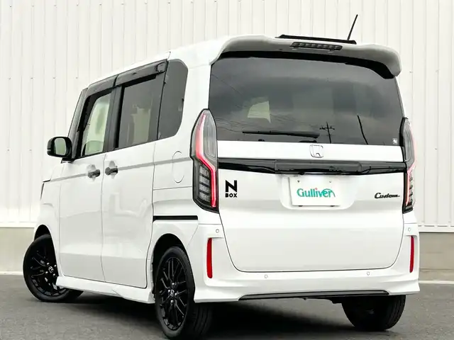 ホンダ Ｎ ＢＯＸ カスタム L ターボ スタイル+ブラック 群馬県 2022(令4)年 1.8万km プラチナホワイトパール 純正ディスプレイオーディオ/（CD/地デジTV/Bluetooth/AM/FM）/バックカメラ/ホンダセンシング/・衝突軽減ブレーキ/・誤発進抑制機能/・後方誤発進抑制機能/・歩行者事故低減ステアリング/・先行車発進お知らせ機能/・渋滞追従機能付アダプティブクルーズコントロール/・車線維持支援システム/・オートハイビーム/・標識認識機能/・路外逸脱抑制機能/パーキングセンサーシステム/両側パワースライドドア/ハーフレザーシート/シートヒーター/パドルシフト/ステアリングリモコン/革巻きステアリング/オートブレーキホールド/前後ドライブレコーダー/純正フロアマット/ドアバイザー/取扱説明書/保証書