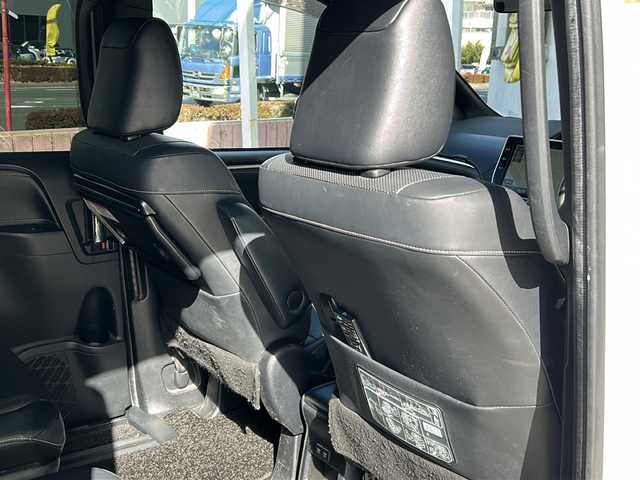 トヨタ エスクァイア Gi 静岡県 2018(平30)年 4.9万km ホワイトパールクリスタルシャイン ダイナミックエアロスタイル/トヨタセーフティセンス/プリクラッシュセーフティ/レーンキープアシスト/オートハイビーム/先行車発進のお知らせ/純正10インチナビ/フルセグTV/バックカメラ/純正12インチフリップダウンモニター/純正アルミホイール/ETC/LEdヘッドライト/黒革シート/シートヒーター/クリアランスソナー/クルーズコントロール/ドライブレコーダー/横滑り防止装置
