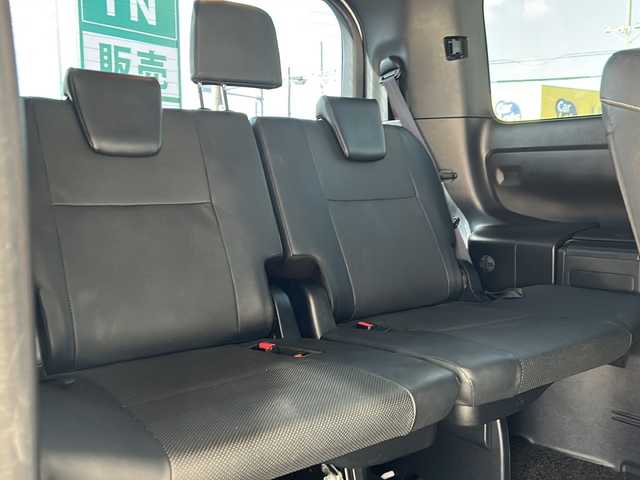 トヨタ エスクァイア Gi 静岡県 2018(平30)年 4.9万km ホワイトパールクリスタルシャイン ダイナミックエアロスタイル/トヨタセーフティセンス/プリクラッシュセーフティ/レーンキープアシスト/オートハイビーム/先行車発進のお知らせ/純正10インチナビ/フルセグTV/バックカメラ/純正12インチフリップダウンモニター/純正アルミホイール/ETC/LEdヘッドライト/黒革シート/シートヒーター/クリアランスソナー/クルーズコントロール/ドライブレコーダー/横滑り防止装置