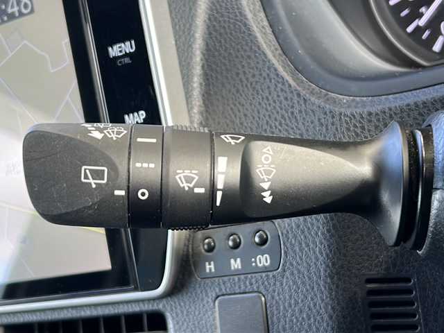 トヨタ エスクァイア Gi 静岡県 2018(平30)年 4.9万km ホワイトパールクリスタルシャイン ダイナミックエアロスタイル/トヨタセーフティセンス/プリクラッシュセーフティ/レーンキープアシスト/オートハイビーム/先行車発進のお知らせ/純正10インチナビ/フルセグTV/バックカメラ/純正12インチフリップダウンモニター/純正アルミホイール/ETC/LEdヘッドライト/黒革シート/シートヒーター/クリアランスソナー/クルーズコントロール/ドライブレコーダー/横滑り防止装置