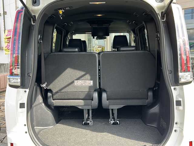 トヨタ エスクァイア Gi 静岡県 2018(平30)年 4.9万km ホワイトパールクリスタルシャイン ダイナミックエアロスタイル/トヨタセーフティセンス/プリクラッシュセーフティ/レーンキープアシスト/オートハイビーム/先行車発進のお知らせ/純正10インチナビ/フルセグTV/バックカメラ/純正12インチフリップダウンモニター/純正アルミホイール/ETC/LEdヘッドライト/黒革シート/シートヒーター/クリアランスソナー/クルーズコントロール/ドライブレコーダー/横滑り防止装置