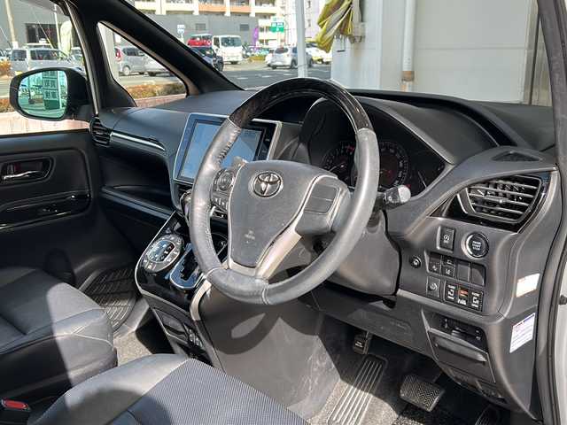 トヨタ エスクァイア Gi 静岡県 2018(平30)年 4.9万km ホワイトパールクリスタルシャイン ダイナミックエアロスタイル/トヨタセーフティセンス/プリクラッシュセーフティ/レーンキープアシスト/オートハイビーム/先行車発進のお知らせ/純正10インチナビ/フルセグTV/バックカメラ/純正12インチフリップダウンモニター/純正アルミホイール/ETC/LEdヘッドライト/黒革シート/シートヒーター/クリアランスソナー/クルーズコントロール/ドライブレコーダー/横滑り防止装置