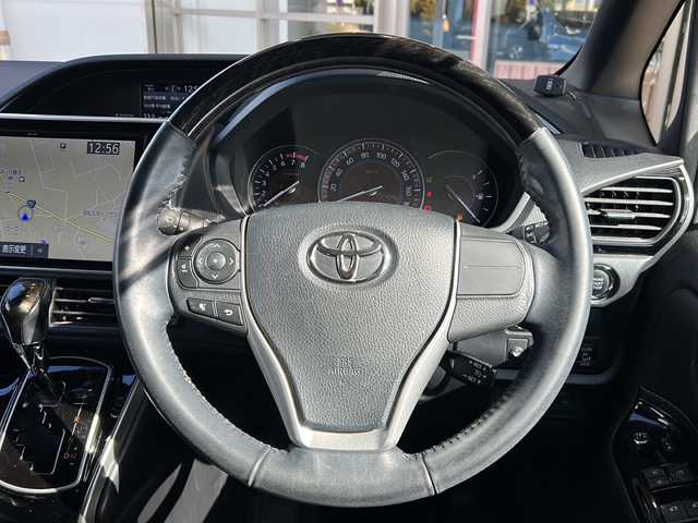 トヨタ エスクァイア Gi 静岡県 2018(平30)年 4.9万km ホワイトパールクリスタルシャイン ダイナミックエアロスタイル/トヨタセーフティセンス/プリクラッシュセーフティ/レーンキープアシスト/オートハイビーム/先行車発進のお知らせ/純正10インチナビ/フルセグTV/バックカメラ/純正12インチフリップダウンモニター/純正アルミホイール/ETC/LEdヘッドライト/黒革シート/シートヒーター/クリアランスソナー/クルーズコントロール/ドライブレコーダー/横滑り防止装置