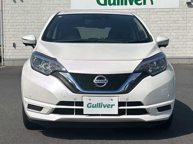 日産 ノート e－パワー X 香川県 2018(平30)年 7.6万km ブリリアントホワイトパール スペアキー/純正7インチナビ/（CD/DVD/SD/BT/USB/フルセグTV）/ETC/全周囲カメラ/インテリジェントエマージェンシーブレーキ/レーンキープ/横滑り防止装置/ステアリングリモコン/オートAC/純正フロアマット/ドアバイザー