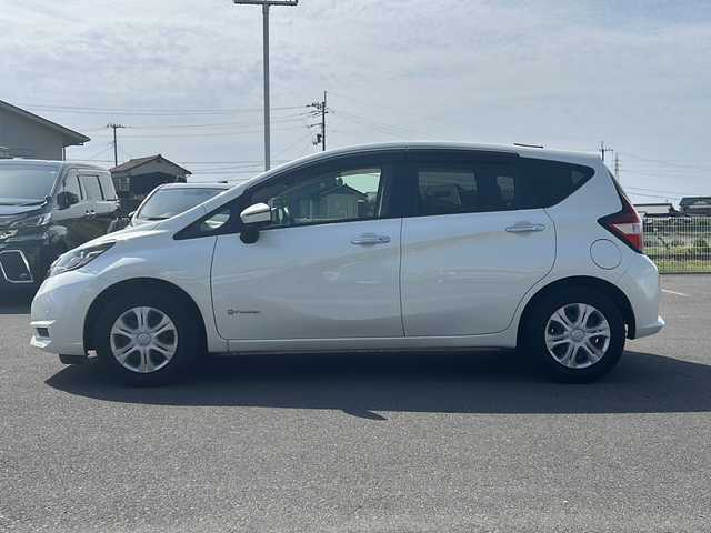 日産 ノート e－パワー X 香川県 2018(平30)年 7.6万km ブリリアントホワイトパール スペアキー/純正7インチナビ/（CD/DVD/SD/BT/USB/フルセグTV）/ETC/全周囲カメラ/インテリジェントエマージェンシーブレーキ/レーンキープ/横滑り防止装置/ステアリングリモコン/オートAC/純正フロアマット/ドアバイザー