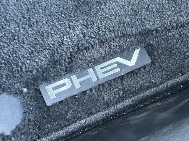 三菱 アウトランダー ＰＨＥＶ P 静岡県 2023(令5)年 0.6万km スターリングシルバーM パノラマサンルーフ/マイパイロット/純正ナビ/フルセグＴＶ/３６０カメラ/前後席シートヒーター/ライトグレー本革シート/ＢＯＳＥサHUDウンド/１５００Ｗ給電/ＦＲソナー/オートハイビーム/HUD/純正２０ＡＷ