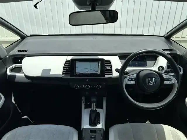 ホンダ フィット e:HEVホーム 群馬県 2023(令5)年 3.8万km プラチナホワイトパール ワンオーナー/純正SDナビ（）/ホンダセンシング/・パーキングサポートブレーキ/・急アクセル抑制機能/・ブラインドスポットインフォメーション/・トラフィックジャムアシスト/・衝突軽減ブレーキ/・先行車発進お知らせ機能/・歩行者事故低減ステアリング/・路外逸脱抑制機能/・標識認識機能/・アダプティブクルーズコントロール/・オートハイビーム/ライトレベライザー/電動格納ミラー/革巻きステアリング