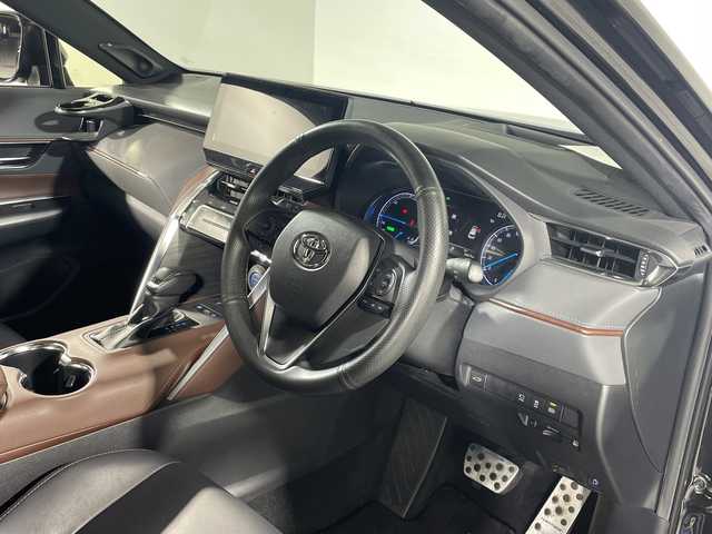 トヨタ ハリアー ハイブリッド Z 神奈川県 2020(令2)年 5.3万km プレシャスブラックパール 純正12.3型ディスプレイオーディオ/(Bluetooth　フルセグ　USB　Miracast AM FM)/T-connectナビ機能付き/JBLプレミアムサウンド/レーダークルーズコントロール/トヨタセーフティセンス/プリクラッシュセーフティシステム/レーントレーシングアシスト/ブラインドスポットモニター/リアクロストラフィックアラート/パーキングサポートブレーキ/ロードサインアシスト/パノラミックビューモニター/ヘッドアップディスプレイ/オートブレーキホールド/電子パーキング/ハンズフリーパワーバックドア/デジタルインナーミラー/ビルトインETC2.0/プロジェクター式LEDオートライト/オートマチィックハイビーム/フォグランプ/ハーフレザーシート/運転席パワーシート/純正フロアマット