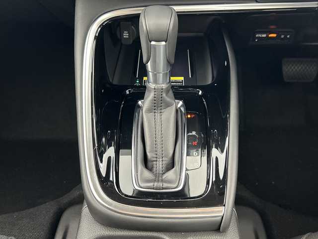 ホンダ ヴェゼル ハイブリッド e:HEV Z 愛知県 2024(令6)年 0.9万km プラチナホワイトパール 禁煙車/純正9インチナビ/（AM/FM/Bluetooth/フルセグTV/AppleCarPlay/AndroidAuto)/全方位カメラ/ワイヤレス充電/ホンダセンシング/・衝突軽減ブレーキ/・レーンキープアシスト/・オートマチックハイビーム/・追従式クルーズコントロール/・ブラインドスポットモニター/コーナーセンサー/ETC2.0/シートヒーター/パドルシフト/LEDヘッドライト/純正18インチアルミホイール/スマートキー/ブレーキホールド