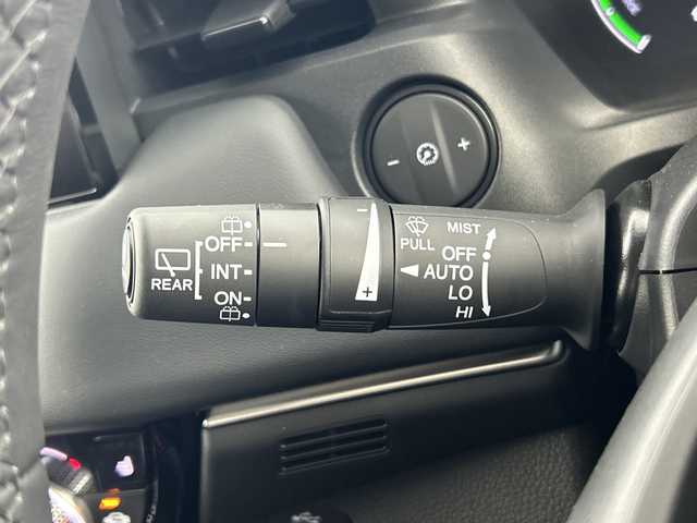 ホンダ ヴェゼル ハイブリッド e:HEV Z 愛知県 2024(令6)年 0.9万km プラチナホワイトパール 禁煙車/純正9インチナビ/（AM/FM/Bluetooth/フルセグTV/AppleCarPlay/AndroidAuto)/全方位カメラ/ワイヤレス充電/ホンダセンシング/・衝突軽減ブレーキ/・レーンキープアシスト/・オートマチックハイビーム/・追従式クルーズコントロール/・ブラインドスポットモニター/コーナーセンサー/ETC2.0/シートヒーター/パドルシフト/LEDヘッドライト/純正18インチアルミホイール/スマートキー/ブレーキホールド