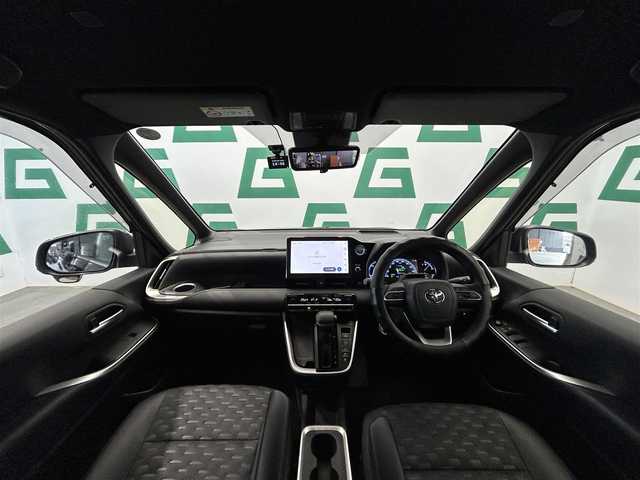 トヨタ ヴォクシー ハイブリッド S－Z 鹿児島県 2022(令4)年 1.6万km グリッターブラックガラスフレーク 禁煙車/快適利便パッケージ/トヨタセーフティセンス/デジタルインナーミラー/ナビ機能付き純正ディスプレイオーディオ/(Bluetooth/AppleCarPlay/AndroidAuto/Miracasut)/カラーヘッドアップディスプレイ/フロントフォグランプ/ステアリングリモコン/ステアリングヒーター/電動格納ミラー/タイプC充電ソケット/前席＋2列目シートヒーター
