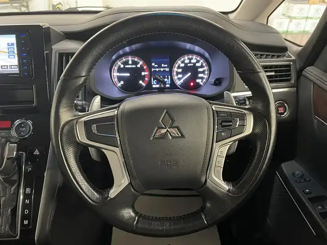 三菱 デリカＤ：５ G 道央・札幌 2019(令1)年 8.5万km ダイヤモンドブラックマイカ 4WD/社外メモリナビ/・フルセグTV/CD/DVD/BT/SD/USB/バックカメラ/社外ドライブレコーダー/両側パワースライドドア/社外エンジンスターター/レーダークルーズコントロール/ETC/電動パーキングブレーキ/ブレーキホールド/パドルシフト/アイドリングストップ/衝突被害軽減ブレーキ/誤発進抑制機能/車線逸脱警報システム/横滑り防止装置/オートライト/オートマチックハイビーム/LEDヘッドライト/フォグライト/3列シート/フロアマット/純正ドアバイザー/プッシュスタート/スマートキー/ウインカーミラー/純正18インチAW/Terzo製ルーフボックス/新車時保証書/取扱説明書