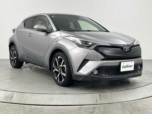 トヨタ Ｃ－ＨＲ G 熊本県 2017(平29)年 5.9万km メタルストリームM ・純正SDナビ（ＮＳＺＴ－Ｙ６６Ｔ）/・AM/FM/CD/DVD/BT/SD/フルセグTV　/・バックカメラ/・トヨタセーフティセンス/・プリクラッシュセーフティ/・レーンディパーチャーアラート/・オートマチックハイビーム/・ブラインドスポットモニター/・レーダークルーズコントロール/・横滑り防止装置　　/・ブレーキホールド/・電動パーキングブレーキ/・前後コーナーセンサー/・前方ドライブレコーダー　/・ステアリングリモコン/・ハーフレザーシート　/・前席シートヒーター　/・防眩ミラー/・純正フロアマット　　/・純正１８インチアルミホイール/・スペアタイヤ　/・ＬＥＤライト/・オートライト/・フォグランプ/・ＥＴＣ/・スマートキー/・プッシュスタート/・オールオートパワーウィンドウ/・電動格納ミラー　