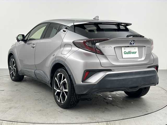 トヨタ Ｃ－ＨＲ G 熊本県 2017(平29)年 5.9万km メタルストリームM ・純正SDナビ（ＮＳＺＴ－Ｙ６６Ｔ）/・AM/FM/CD/DVD/BT/SD/フルセグTV　/・バックカメラ/・トヨタセーフティセンス/・プリクラッシュセーフティ/・レーンディパーチャーアラート/・オートマチックハイビーム/・ブラインドスポットモニター/・レーダークルーズコントロール/・横滑り防止装置　　/・ブレーキホールド/・電動パーキングブレーキ/・前後コーナーセンサー/・前方ドライブレコーダー　/・ステアリングリモコン/・ハーフレザーシート　/・前席シートヒーター　/・防眩ミラー/・純正フロアマット　　/・純正１８インチアルミホイール/・スペアタイヤ　/・ＬＥＤライト/・オートライト/・フォグランプ/・ＥＴＣ/・スマートキー/・プッシュスタート/・オールオートパワーウィンドウ/・電動格納ミラー　