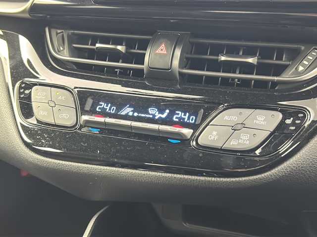 トヨタ Ｃ－ＨＲ G 熊本県 2017(平29)年 5.9万km メタルストリームM ・純正SDナビ（ＮＳＺＴ－Ｙ６６Ｔ）/・AM/FM/CD/DVD/BT/SD/フルセグTV　/・バックカメラ/・トヨタセーフティセンス/・プリクラッシュセーフティ/・レーンディパーチャーアラート/・オートマチックハイビーム/・ブラインドスポットモニター/・レーダークルーズコントロール/・横滑り防止装置　　/・ブレーキホールド/・電動パーキングブレーキ/・前後コーナーセンサー/・前方ドライブレコーダー　/・ステアリングリモコン/・ハーフレザーシート　/・前席シートヒーター　/・防眩ミラー/・純正フロアマット　　/・純正１８インチアルミホイール/・スペアタイヤ　/・ＬＥＤライト/・オートライト/・フォグランプ/・ＥＴＣ/・スマートキー/・プッシュスタート/・オールオートパワーウィンドウ/・電動格納ミラー　