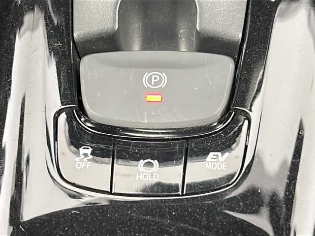 トヨタ Ｃ－ＨＲ G 熊本県 2017(平29)年 5.9万km メタルストリームM ・純正SDナビ（ＮＳＺＴ－Ｙ６６Ｔ）/・AM/FM/CD/DVD/BT/SD/フルセグTV　/・バックカメラ/・トヨタセーフティセンス/・プリクラッシュセーフティ/・レーンディパーチャーアラート/・オートマチックハイビーム/・ブラインドスポットモニター/・レーダークルーズコントロール/・横滑り防止装置　　/・ブレーキホールド/・電動パーキングブレーキ/・前後コーナーセンサー/・前方ドライブレコーダー　/・ステアリングリモコン/・ハーフレザーシート　/・前席シートヒーター　/・防眩ミラー/・純正フロアマット　　/・純正１８インチアルミホイール/・スペアタイヤ　/・ＬＥＤライト/・オートライト/・フォグランプ/・ＥＴＣ/・スマートキー/・プッシュスタート/・オールオートパワーウィンドウ/・電動格納ミラー　