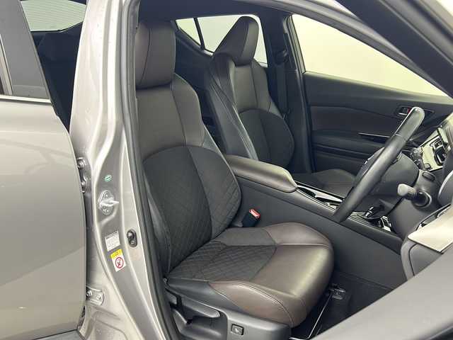 トヨタ Ｃ－ＨＲ G 熊本県 2017(平29)年 5.9万km メタルストリームM ・純正SDナビ（ＮＳＺＴ－Ｙ６６Ｔ）/・AM/FM/CD/DVD/BT/SD/フルセグTV　/・バックカメラ/・トヨタセーフティセンス/・プリクラッシュセーフティ/・レーンディパーチャーアラート/・オートマチックハイビーム/・ブラインドスポットモニター/・レーダークルーズコントロール/・横滑り防止装置　　/・ブレーキホールド/・電動パーキングブレーキ/・前後コーナーセンサー/・前方ドライブレコーダー　/・ステアリングリモコン/・ハーフレザーシート　/・前席シートヒーター　/・防眩ミラー/・純正フロアマット　　/・純正１８インチアルミホイール/・スペアタイヤ　/・ＬＥＤライト/・オートライト/・フォグランプ/・ＥＴＣ/・スマートキー/・プッシュスタート/・オールオートパワーウィンドウ/・電動格納ミラー　