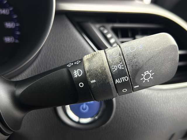 トヨタ Ｃ－ＨＲ G 熊本県 2017(平29)年 5.9万km メタルストリームM ・純正SDナビ（ＮＳＺＴ－Ｙ６６Ｔ）/・AM/FM/CD/DVD/BT/SD/フルセグTV　/・バックカメラ/・トヨタセーフティセンス/・プリクラッシュセーフティ/・レーンディパーチャーアラート/・オートマチックハイビーム/・ブラインドスポットモニター/・レーダークルーズコントロール/・横滑り防止装置　　/・ブレーキホールド/・電動パーキングブレーキ/・前後コーナーセンサー/・前方ドライブレコーダー　/・ステアリングリモコン/・ハーフレザーシート　/・前席シートヒーター　/・防眩ミラー/・純正フロアマット　　/・純正１８インチアルミホイール/・スペアタイヤ　/・ＬＥＤライト/・オートライト/・フォグランプ/・ＥＴＣ/・スマートキー/・プッシュスタート/・オールオートパワーウィンドウ/・電動格納ミラー　