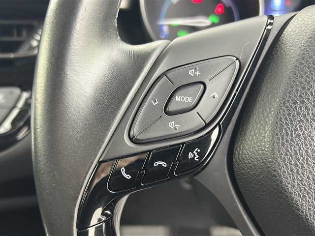 トヨタ Ｃ－ＨＲ G 熊本県 2017(平29)年 5.9万km メタルストリームM ・純正SDナビ（ＮＳＺＴ－Ｙ６６Ｔ）/・AM/FM/CD/DVD/BT/SD/フルセグTV　/・バックカメラ/・トヨタセーフティセンス/・プリクラッシュセーフティ/・レーンディパーチャーアラート/・オートマチックハイビーム/・ブラインドスポットモニター/・レーダークルーズコントロール/・横滑り防止装置　　/・ブレーキホールド/・電動パーキングブレーキ/・前後コーナーセンサー/・前方ドライブレコーダー　/・ステアリングリモコン/・ハーフレザーシート　/・前席シートヒーター　/・防眩ミラー/・純正フロアマット　　/・純正１８インチアルミホイール/・スペアタイヤ　/・ＬＥＤライト/・オートライト/・フォグランプ/・ＥＴＣ/・スマートキー/・プッシュスタート/・オールオートパワーウィンドウ/・電動格納ミラー　