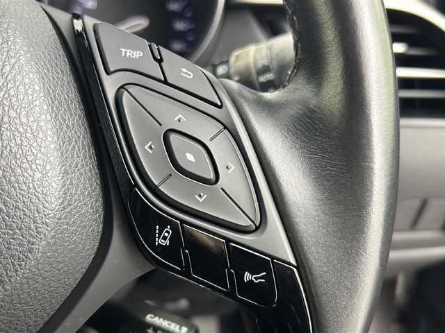 トヨタ Ｃ－ＨＲ G 熊本県 2017(平29)年 5.9万km メタルストリームM ・純正SDナビ（ＮＳＺＴ－Ｙ６６Ｔ）/・AM/FM/CD/DVD/BT/SD/フルセグTV　/・バックカメラ/・トヨタセーフティセンス/・プリクラッシュセーフティ/・レーンディパーチャーアラート/・オートマチックハイビーム/・ブラインドスポットモニター/・レーダークルーズコントロール/・横滑り防止装置　　/・ブレーキホールド/・電動パーキングブレーキ/・前後コーナーセンサー/・前方ドライブレコーダー　/・ステアリングリモコン/・ハーフレザーシート　/・前席シートヒーター　/・防眩ミラー/・純正フロアマット　　/・純正１８インチアルミホイール/・スペアタイヤ　/・ＬＥＤライト/・オートライト/・フォグランプ/・ＥＴＣ/・スマートキー/・プッシュスタート/・オールオートパワーウィンドウ/・電動格納ミラー　