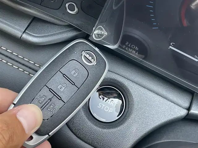 日産 セレナ e－パワー ハイウェイスター V 千葉県 2025(令7)年 0.1千km プリズムホワイト 登録済未使用車/　登録時走行距離6km/プロパイロット/　衝突軽減ブレーキ/レーンキープアシスト/　レーダークルーズコントロール/アダプティブハイビーム/　クリアランスソナー/ブラインドスポットモニター/純正フリップダウンモニター/純正12.3インチコネクトナビ/　フルセグ/BT/USB/カープレイ/HDMI/アラウンドビューモニター/ステアリングスイッチ/ETC2.0/ナビ連動ドライブレコーダー(前後)/ハンズフリースライドドア/ワイヤレス充電/電動パーキングブレーキ/オートブレーキホールド/LEDヘッドライト/オートライト/フォグライト/電動格納ミラー