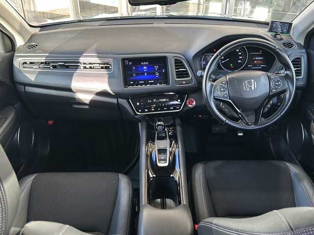 ホンダ ヴェゼル ハイブリッド Z ホンダセンシング 静岡県 2019(平31)年 2.4万km ミッドナイトブルービームM 純正8インチナビ/・CD/DVD/・FM/AM/・フルセグTV/・USB/・HDMI/・Bluetooth/・SD/Music Rack/ホンダセンシング/●衝突軽減ブレーキ〈CMBS〉/●誤発進抑制機能/●歩行者事故低減ステアリング/●路外逸脱抑制機能/●ACC〈アダプティブ・クルーズ・コントロール〉/●LKAS〈車線維持支援システム〉/●先行車発進お知らせ機能/●標識認識機能/主要装備/・純正エアロ/・バックカメラ/・ビルトインＥＴＣ/・ＬＥＤヘッドライト/・フォグランプ/・ハーフレザーシート/・１７インチ純正ＡＷ/・運転席+助手席シートヒーター/・純正ドラレコ/・パドルシフト/・サイドカーテンエアバッグ/・ルーフレール