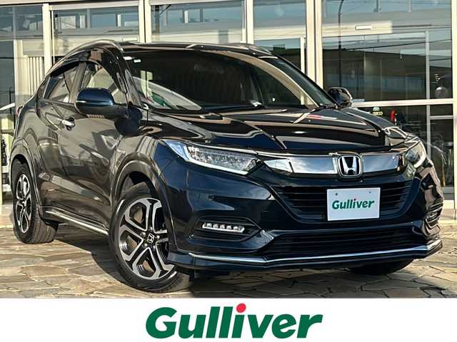 ホンダ ヴェゼル ハイブリッド Z ホンダセンシング 静岡県 2019(平31)年 2.4万km ミッドナイトブルービームM 純正8インチナビ/・CD/DVD/・FM/AM/・フルセグTV/・USB/・HDMI/・Bluetooth/・SD/Music Rack/ホンダセンシング/●衝突軽減ブレーキ〈CMBS〉/●誤発進抑制機能/●歩行者事故低減ステアリング/●路外逸脱抑制機能/●ACC〈アダプティブ・クルーズ・コントロール〉/●LKAS〈車線維持支援システム〉/●先行車発進お知らせ機能/●標識認識機能/主要装備/・純正エアロ/・バックカメラ/・ビルトインＥＴＣ/・ＬＥＤヘッドライト/・フォグランプ/・ハーフレザーシート/・１７インチ純正ＡＷ/・運転席+助手席シートヒーター/・純正ドラレコ/・パドルシフト/・サイドカーテンエアバッグ/・ルーフレール