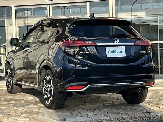 ホンダ ヴェゼル ハイブリッド Z ホンダセンシング 静岡県 2019(平31)年 2.4万km ミッドナイトブルービームM 純正8インチナビ/・CD/DVD/・FM/AM/・フルセグTV/・USB/・HDMI/・Bluetooth/・SD/Music Rack/ホンダセンシング/●衝突軽減ブレーキ〈CMBS〉/●誤発進抑制機能/●歩行者事故低減ステアリング/●路外逸脱抑制機能/●ACC〈アダプティブ・クルーズ・コントロール〉/●LKAS〈車線維持支援システム〉/●先行車発進お知らせ機能/●標識認識機能/主要装備/・純正エアロ/・バックカメラ/・ビルトインＥＴＣ/・ＬＥＤヘッドライト/・フォグランプ/・ハーフレザーシート/・１７インチ純正ＡＷ/・運転席+助手席シートヒーター/・純正ドラレコ/・パドルシフト/・サイドカーテンエアバッグ/・ルーフレール
