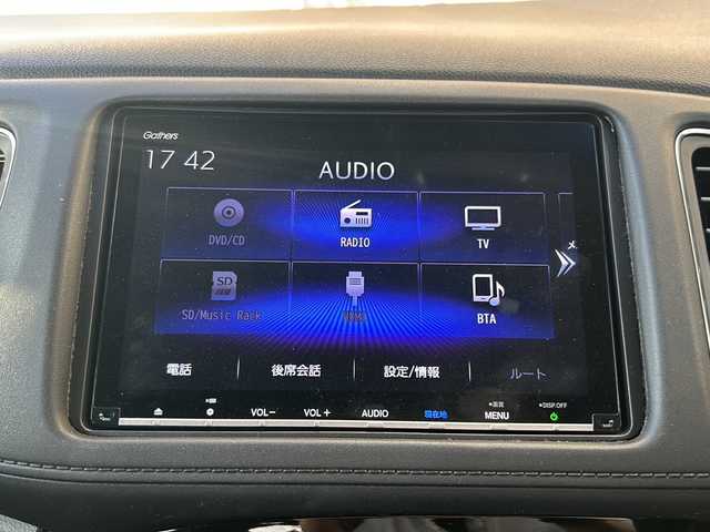 ホンダ ヴェゼル ハイブリッド Z ホンダセンシング 静岡県 2019(平31)年 2.4万km ミッドナイトブルービームM 純正8インチナビ/・CD/DVD/・FM/AM/・フルセグTV/・USB/・HDMI/・Bluetooth/・SD/Music Rack/ホンダセンシング/●衝突軽減ブレーキ〈CMBS〉/●誤発進抑制機能/●歩行者事故低減ステアリング/●路外逸脱抑制機能/●ACC〈アダプティブ・クルーズ・コントロール〉/●LKAS〈車線維持支援システム〉/●先行車発進お知らせ機能/●標識認識機能/主要装備/・純正エアロ/・バックカメラ/・ビルトインＥＴＣ/・ＬＥＤヘッドライト/・フォグランプ/・ハーフレザーシート/・１７インチ純正ＡＷ/・運転席+助手席シートヒーター/・純正ドラレコ/・パドルシフト/・サイドカーテンエアバッグ/・ルーフレール