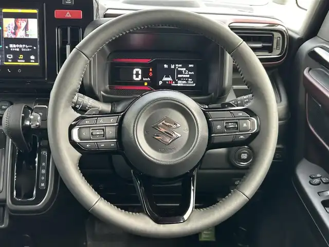 スズキ スペーシア カスタム HYBRID XS ターボ 福島県 2025(令7)年 0.1千km ピュアホワイトパール/ブラック2トーン スズキセーフティサポート/デュアルセンサーブレーキサポートII/アダプティブクルーズコントロール（ACC）/車線維持支援機能/車線逸脱抑制機能/車線逸脱警報機能/ふらつき警報機能/標識認識機能/ハイビームアシスト/発進お知らせ機能/ヘッドアップディスプレイ/誤発進抑制機能/後方誤発進抑制機能/スズキコネクト対応通信機装着車/純正ナビゲーション/【CD/DVD/USB/HDMI/BT/TV】/全方位モニター/ドライブレコーダー１２型デジタルミラー/型番：DVR-DM1246A-IC/フリップダウンモニター/ビルトインETC/両側電動スライドドア/前席シートヒーター/ステアリングヒーター/ステアリングリモコン/パドルシフト/シートバックテーブル/リアサーキュレーター/後席マルチユースフラップ/リアドアロールサンシェード/LEDオートライト/LEDフォグランプ/純正フロアマット/純正ドアバイザー