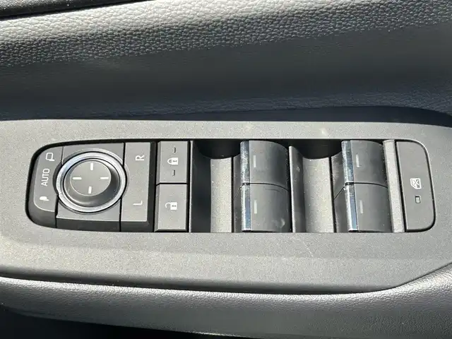 トヨタ プリウス Z 神奈川県 2025(令7)年 0.8万km プラチナホワイトパールマイカ 純正１２．３インチナビ/(AM/FM/フルセグ/MiraCast/USB/Bluetooth)/全方位カメラ/前席シートヒーター/前席シートクーラー/ドライブレコーダー/運転席パワーシート/ＥＴＣ２．０/パワーバックドア/ハンドルヒーター/デジタルインナーミラー/トヨタセーフティーセンス/非接触充電/電子パーキング/オートホールドブレーキ/プッシュスタート/スマートキー