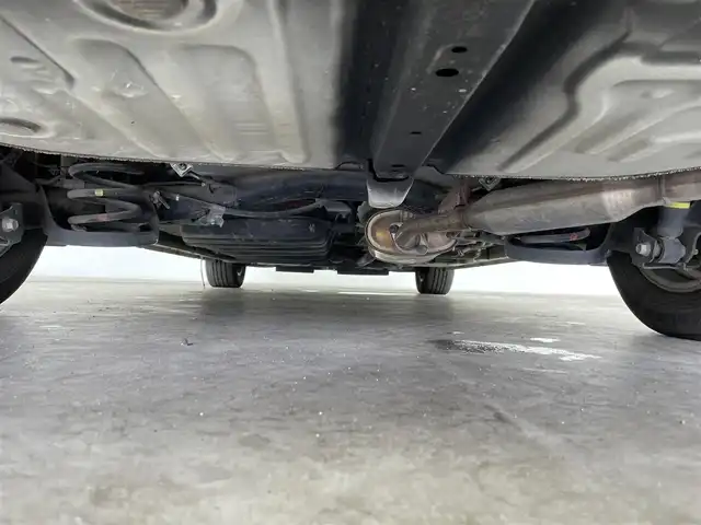 トヨタ エスクァイア ハイブリッド Gi プレミアムパッケージ 千葉県 2018(平30)年 5.8万km ホワイトパールクリスタルシャイン 禁煙車/両側電動ドア/トヨタセーフティセンス/・レーンディパーチャーアラート/・先行車発進システム/・クルーズコントロール/・クリアランスソナー/純正9インチメモリナビ/・型番：NSZT-Y66T/・CD/DVD/Bluetooth/フルセグTV/・バックカメラ/・ビルトインETC/社外フリップダウンモニター/ハーフレザーシート/・DNシートヒーター/革巻きステアリング/・ステアリングスイッチ/・ステアリングヒーター/左右独立エアコン/純正フロアマット/純正15インチAW/電動格納ウインカーミラー/オートライト/・オートマチックハイビーム/・LEDヘッドライト/・LEDフォグランプ