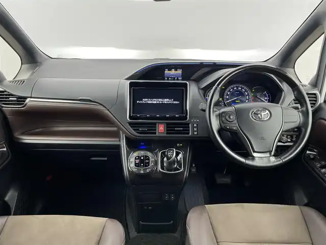 トヨタ エスクァイア ハイブリッド Gi プレミアムパッケージ 千葉県 2018(平30)年 5.8万km ホワイトパールクリスタルシャイン 禁煙車/両側電動ドア/トヨタセーフティセンス/・レーンディパーチャーアラート/・先行車発進システム/・クルーズコントロール/・クリアランスソナー/純正9インチメモリナビ/・型番：NSZT-Y66T/・CD/DVD/Bluetooth/フルセグTV/・バックカメラ/・ビルトインETC/社外フリップダウンモニター/ハーフレザーシート/・DNシートヒーター/革巻きステアリング/・ステアリングスイッチ/・ステアリングヒーター/左右独立エアコン/純正フロアマット/純正15インチAW/電動格納ウインカーミラー/オートライト/・オートマチックハイビーム/・LEDヘッドライト/・LEDフォグランプ