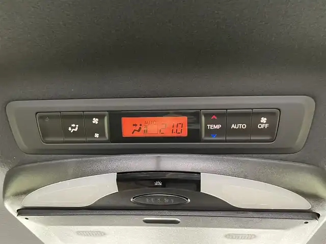トヨタ エスクァイア ハイブリッド Gi プレミアムパッケージ 千葉県 2018(平30)年 5.8万km ホワイトパールクリスタルシャイン 禁煙車/両側電動ドア/トヨタセーフティセンス/・レーンディパーチャーアラート/・先行車発進システム/・クルーズコントロール/・クリアランスソナー/純正9インチメモリナビ/・型番：NSZT-Y66T/・CD/DVD/Bluetooth/フルセグTV/・バックカメラ/・ビルトインETC/社外フリップダウンモニター/ハーフレザーシート/・DNシートヒーター/革巻きステアリング/・ステアリングスイッチ/・ステアリングヒーター/左右独立エアコン/純正フロアマット/純正15インチAW/電動格納ウインカーミラー/オートライト/・オートマチックハイビーム/・LEDヘッドライト/・LEDフォグランプ