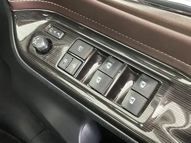 トヨタ エスクァイア ハイブリッド Gi プレミアムパッケージ 千葉県 2018(平30)年 5.8万km ホワイトパールクリスタルシャイン 禁煙車/両側電動ドア/トヨタセーフティセンス/・レーンディパーチャーアラート/・先行車発進システム/・クルーズコントロール/・クリアランスソナー/純正9インチメモリナビ/・型番：NSZT-Y66T/・CD/DVD/Bluetooth/フルセグTV/・バックカメラ/・ビルトインETC/社外フリップダウンモニター/ハーフレザーシート/・DNシートヒーター/革巻きステアリング/・ステアリングスイッチ/・ステアリングヒーター/左右独立エアコン/純正フロアマット/純正15インチAW/電動格納ウインカーミラー/オートライト/・オートマチックハイビーム/・LEDヘッドライト/・LEDフォグランプ