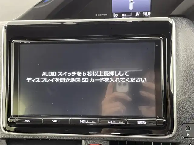 トヨタ エスクァイア ハイブリッド Gi プレミアムパッケージ 千葉県 2018(平30)年 5.8万km ホワイトパールクリスタルシャイン 禁煙車/両側電動ドア/トヨタセーフティセンス/・レーンディパーチャーアラート/・先行車発進システム/・クルーズコントロール/・クリアランスソナー/純正9インチメモリナビ/・型番：NSZT-Y66T/・CD/DVD/Bluetooth/フルセグTV/・バックカメラ/・ビルトインETC/社外フリップダウンモニター/ハーフレザーシート/・DNシートヒーター/革巻きステアリング/・ステアリングスイッチ/・ステアリングヒーター/左右独立エアコン/純正フロアマット/純正15インチAW/電動格納ウインカーミラー/オートライト/・オートマチックハイビーム/・LEDヘッドライト/・LEDフォグランプ