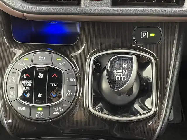 トヨタ エスクァイア ハイブリッド Gi プレミアムパッケージ 千葉県 2018(平30)年 5.8万km ホワイトパールクリスタルシャイン 禁煙車/両側電動ドア/トヨタセーフティセンス/・レーンディパーチャーアラート/・先行車発進システム/・クルーズコントロール/・クリアランスソナー/純正9インチメモリナビ/・型番：NSZT-Y66T/・CD/DVD/Bluetooth/フルセグTV/・バックカメラ/・ビルトインETC/社外フリップダウンモニター/ハーフレザーシート/・DNシートヒーター/革巻きステアリング/・ステアリングスイッチ/・ステアリングヒーター/左右独立エアコン/純正フロアマット/純正15インチAW/電動格納ウインカーミラー/オートライト/・オートマチックハイビーム/・LEDヘッドライト/・LEDフォグランプ