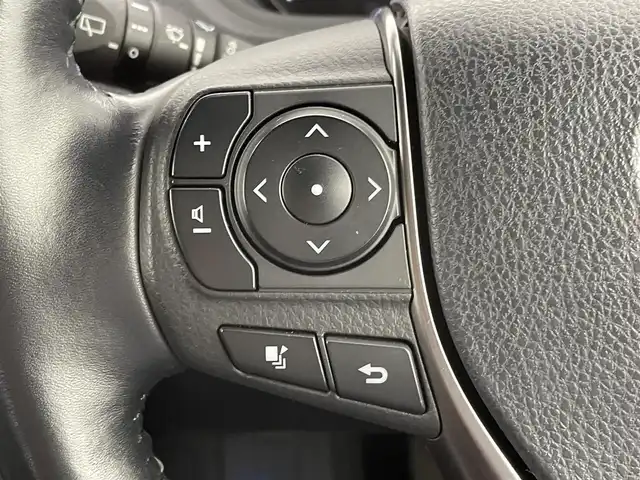 トヨタ エスクァイア ハイブリッド Gi プレミアムパッケージ 千葉県 2018(平30)年 5.8万km ホワイトパールクリスタルシャイン 禁煙車/両側電動ドア/トヨタセーフティセンス/・レーンディパーチャーアラート/・先行車発進システム/・クルーズコントロール/・クリアランスソナー/純正9インチメモリナビ/・型番：NSZT-Y66T/・CD/DVD/Bluetooth/フルセグTV/・バックカメラ/・ビルトインETC/社外フリップダウンモニター/ハーフレザーシート/・DNシートヒーター/革巻きステアリング/・ステアリングスイッチ/・ステアリングヒーター/左右独立エアコン/純正フロアマット/純正15インチAW/電動格納ウインカーミラー/オートライト/・オートマチックハイビーム/・LEDヘッドライト/・LEDフォグランプ