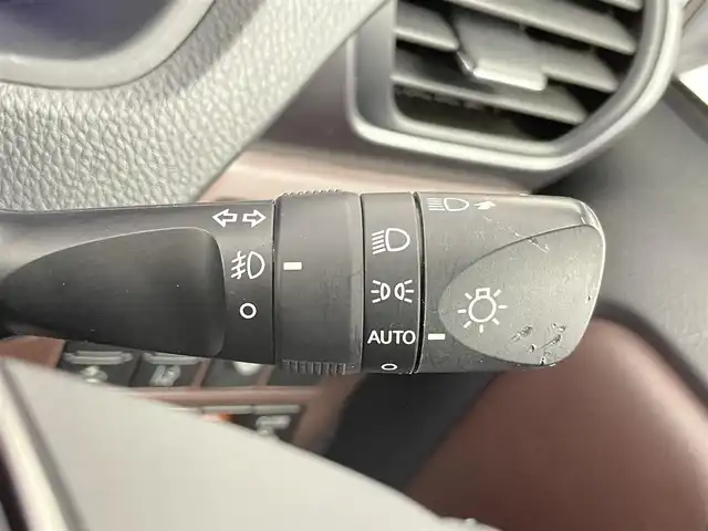 トヨタ エスクァイア ハイブリッド Gi プレミアムパッケージ 千葉県 2018(平30)年 5.8万km ホワイトパールクリスタルシャイン 禁煙車/両側電動ドア/トヨタセーフティセンス/・レーンディパーチャーアラート/・先行車発進システム/・クルーズコントロール/・クリアランスソナー/純正9インチメモリナビ/・型番：NSZT-Y66T/・CD/DVD/Bluetooth/フルセグTV/・バックカメラ/・ビルトインETC/社外フリップダウンモニター/ハーフレザーシート/・DNシートヒーター/革巻きステアリング/・ステアリングスイッチ/・ステアリングヒーター/左右独立エアコン/純正フロアマット/純正15インチAW/電動格納ウインカーミラー/オートライト/・オートマチックハイビーム/・LEDヘッドライト/・LEDフォグランプ