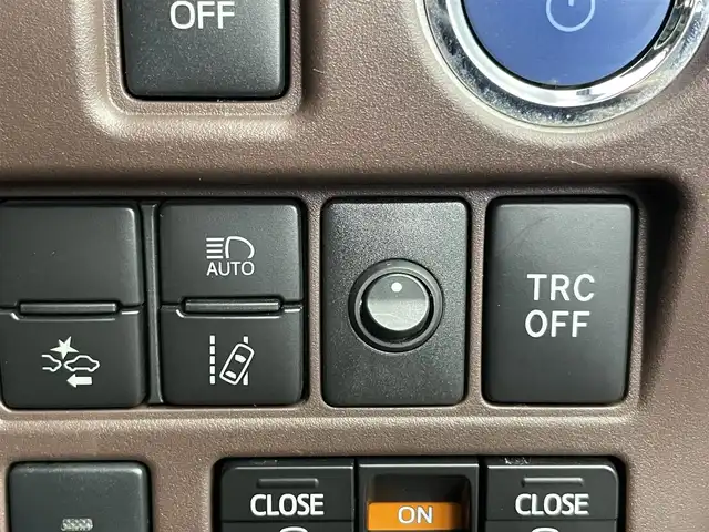 トヨタ エスクァイア ハイブリッド Gi プレミアムパッケージ 千葉県 2018(平30)年 5.8万km ホワイトパールクリスタルシャイン 禁煙車/両側電動ドア/トヨタセーフティセンス/・レーンディパーチャーアラート/・先行車発進システム/・クルーズコントロール/・クリアランスソナー/純正9インチメモリナビ/・型番：NSZT-Y66T/・CD/DVD/Bluetooth/フルセグTV/・バックカメラ/・ビルトインETC/社外フリップダウンモニター/ハーフレザーシート/・DNシートヒーター/革巻きステアリング/・ステアリングスイッチ/・ステアリングヒーター/左右独立エアコン/純正フロアマット/純正15インチAW/電動格納ウインカーミラー/オートライト/・オートマチックハイビーム/・LEDヘッドライト/・LEDフォグランプ
