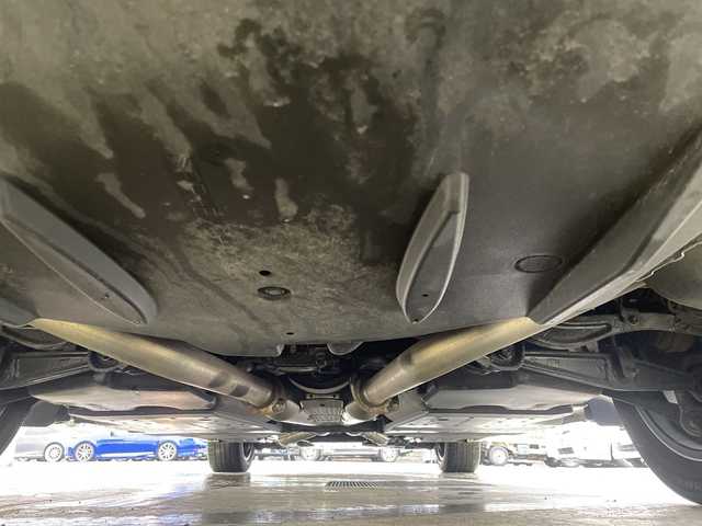 レクサス ＬＳ 600hL エグゼクティブP 秋田県 2015(平27)年 2.3万km ソニックシルバー ４WD/純正SDナビ(BT/DTV/CD/DVD)/ビルトインETC/LEXUS Safety System＋/・プリクラッシュセーフティー/・レーンディパーチャーアラート/・オートマチックハイビーム/・レーダークルーズコントロール/電動リアゲート/電動サイド＆リアサンシェード/全席パワーシート/全席シートヒーター/全席エアシート/左後席マッサージ機能有/純正後席モニター/リアセンターコンソール/オットマン/クリアランスソナー/運転支援システム(DSSS)