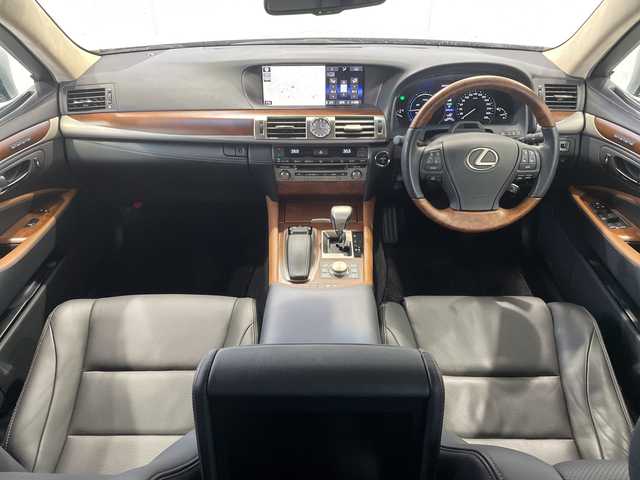 レクサス ＬＳ 600hL エグゼクティブP 秋田県 2015(平27)年 2.3万km ソニックシルバー ４WD/純正SDナビ(BT/DTV/CD/DVD)/ビルトインETC/LEXUS Safety System＋/・プリクラッシュセーフティー/・レーンディパーチャーアラート/・オートマチックハイビーム/・レーダークルーズコントロール/電動リアゲート/電動サイド＆リアサンシェード/全席パワーシート/全席シートヒーター/全席エアシート/左後席マッサージ機能有/純正後席モニター/リアセンターコンソール/オットマン/クリアランスソナー/運転支援システム(DSSS)